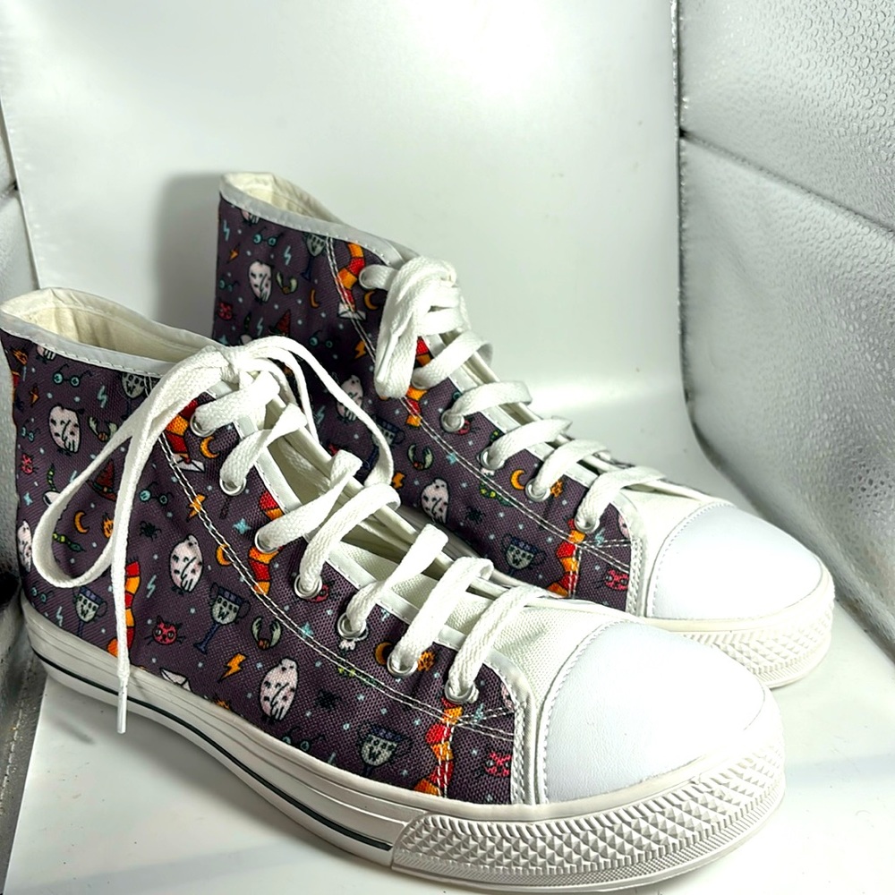 Manufacturing unknown NWOTwomen’s sneaker size 7.5 in pristine condition.